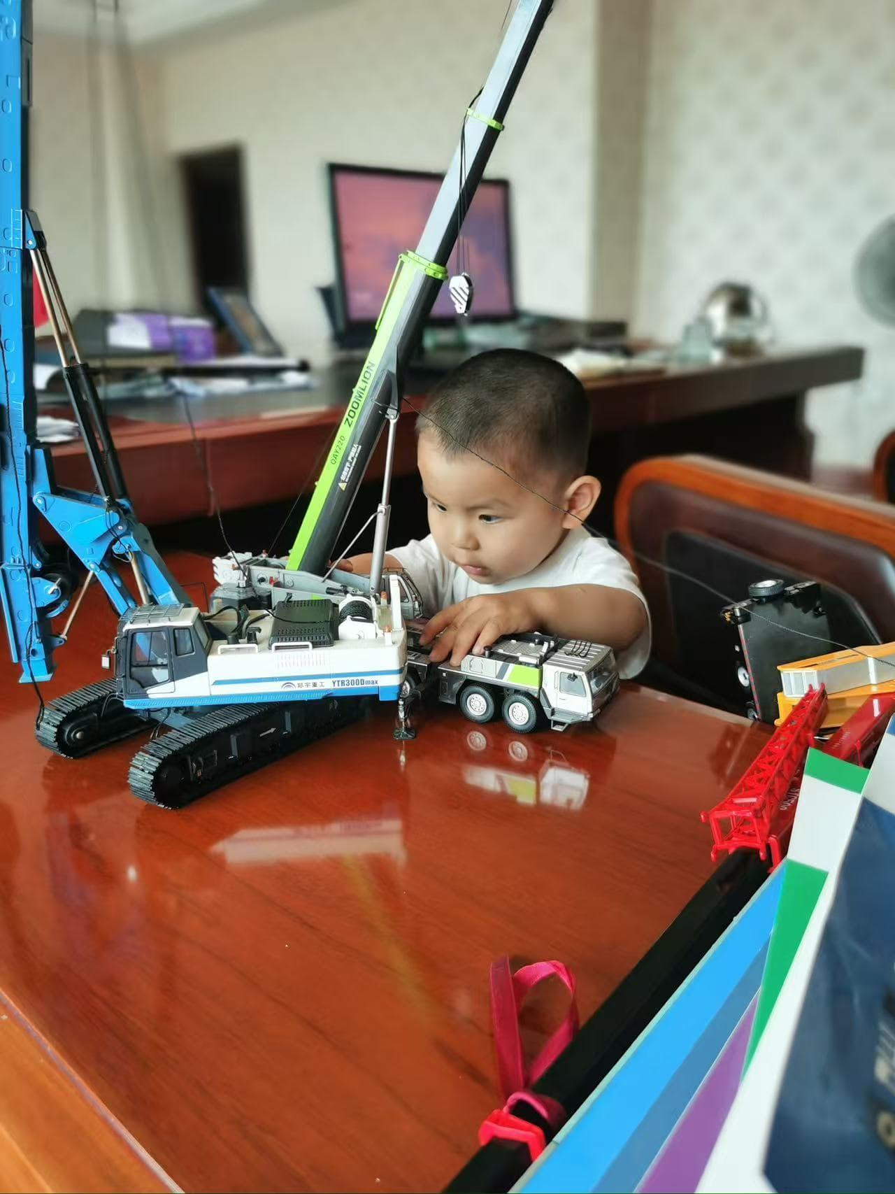 Lev DLY toy crane truck play